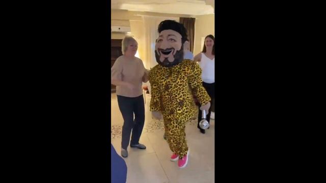 на 8 марта: шоу Супер Жорика. Закажи заранее! смотреть онлайн