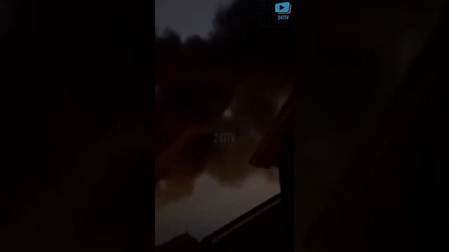 Very large fire at Picnic building in Almelo, NL (funded by the Bill and Melinda Gates foundation) смотреть онлайн