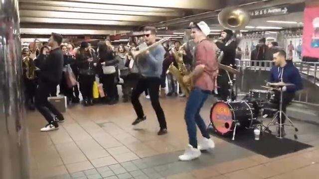 Супер выступление Lucky Chops вместе с Too Many Zooz смотреть онлайн