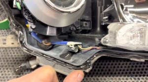 Вода в фарах Toyota Land Cruiser 200 - разбираем, чистим, устраняем запотевание. До/После в видео