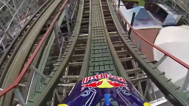 Impressionante Moto red bull a Roller Coaster Red Bull Roller Coaster смотреть онлайн