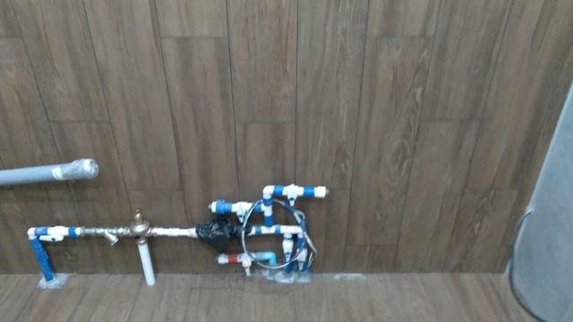 Убрались в ванной после разбившегося зеркала