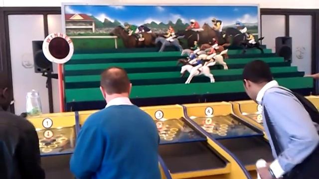 'Roll-a-Ball' Horse Game смотреть онлайн
