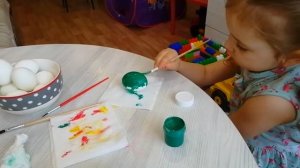 Красим Яйца на Пасху гуашью.