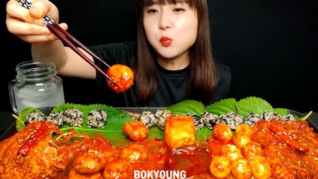 ASMR [요리&먹방] 새송이버섯 속에 체다치즈가 쏘옥~매콤한 양송이버섯과 메추리알, 팽이버섯, 주먹밥까지~ 먹방!! えのき, チーズ·キノコ MUKBANG смотреть онлайн