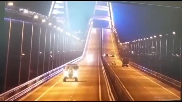 Видео момента взрыва Крымского моста и съёмка последствий его разрушения.mp4 смотреть онлайн