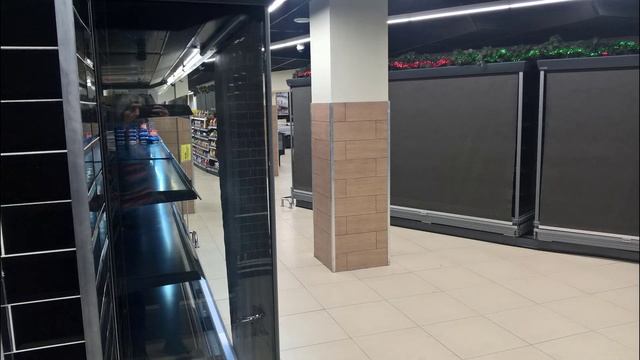 На распродаже в Spar покупатели громили прилавки и пробовали продукты смотреть онлайн