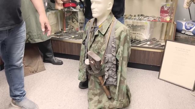 Полный шкаф одежды SS и регалий. Короли блошиных рынков о том как выкупили коллекции. смотреть онлайн