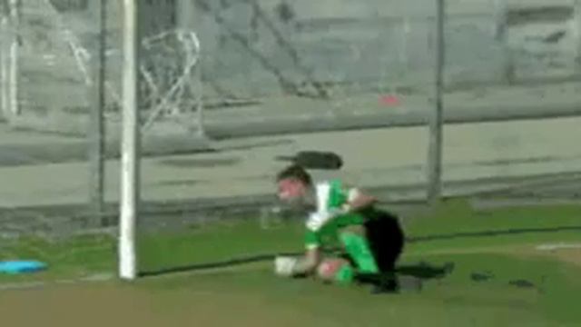 Прикол! Как правильно забивать гол в футболе Funny! How to score a goal in football смотреть онлайн