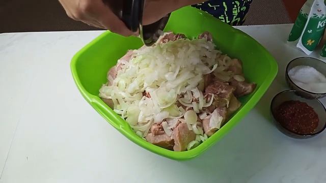 Маринад для шашлыка из свинины на кефире. Без уксуса. смотреть онлайн