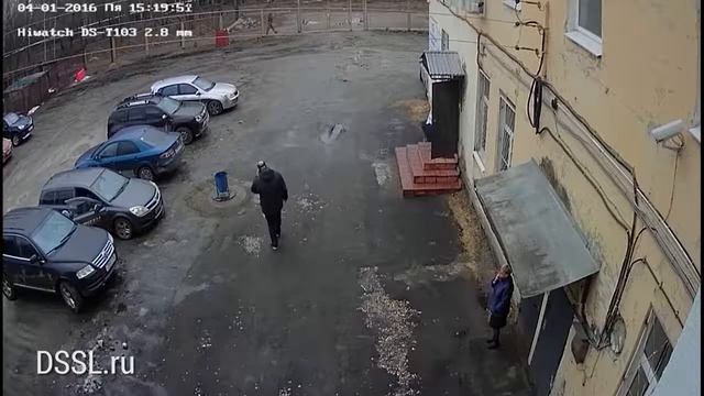 Смотрите как показывает камера HiWatch DS T103 с объективом 2 8mm Днем смотреть онлайн