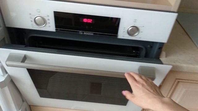 Видеообзор на электрический духовой шкаф Bosch Serie 4 HBF534EWOR
