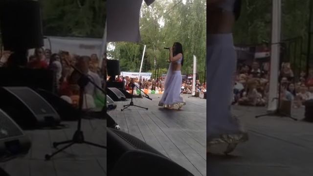 Супер, певица из Тюмени "взорвала" парк Сокольники на дне Индии, спела лучше индусов. смотреть онлайн