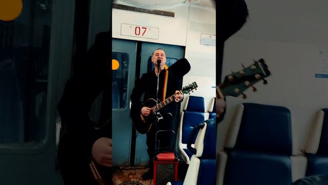 Русская Земля! ЛУЧШЕЕ ИСПОЛНЕНИЕ ЛУЧШЕЙ ПЕСНИ В ЭЛЕКТРТЧКЕ смотреть онлайн