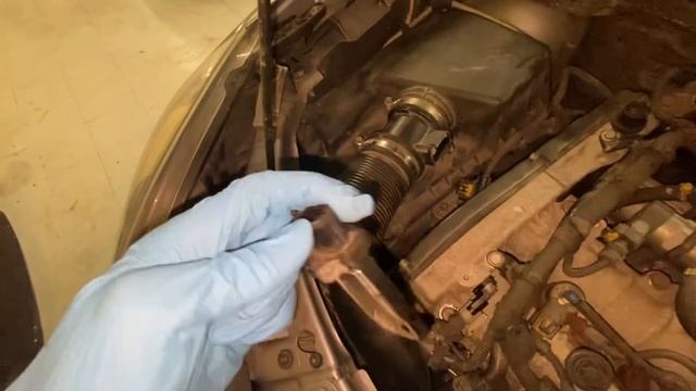 Remplacement d’un débitmètre air Opel zafira b 1.9cdti 150ch смотреть онлайн