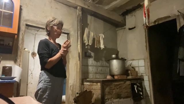 Колючки на огороде. Ох, и жадный за еду.?? Дрова.Топлю печь. смотреть онлайн