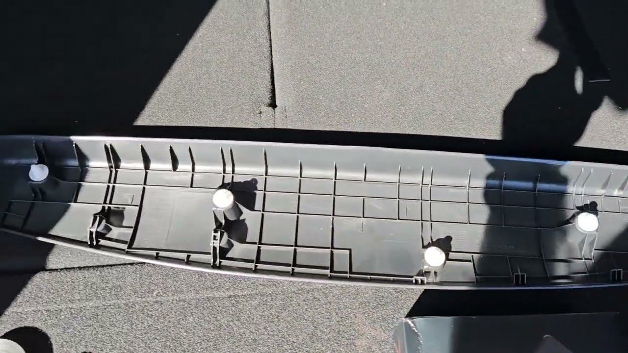 Как снять обшивку двери багажника KIA Sorento IV 2021 г смотреть онлайн