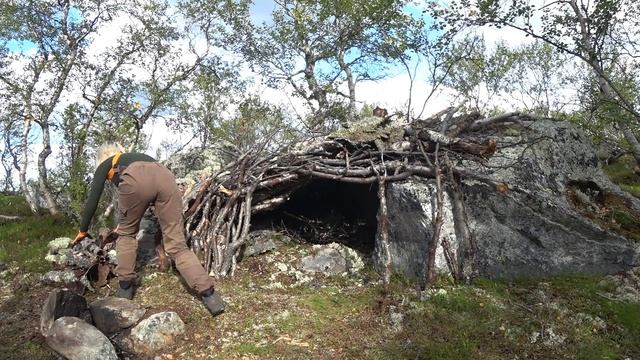 UPGRADING MY BUSHCRAFT SHELTER In The Forest  | Carving, Berries, Smoothie