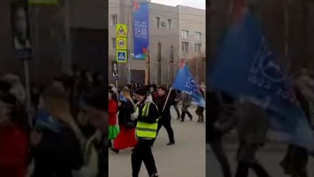 в Якутске проходит праздничное шествие в честь 100-летия ЯАССР