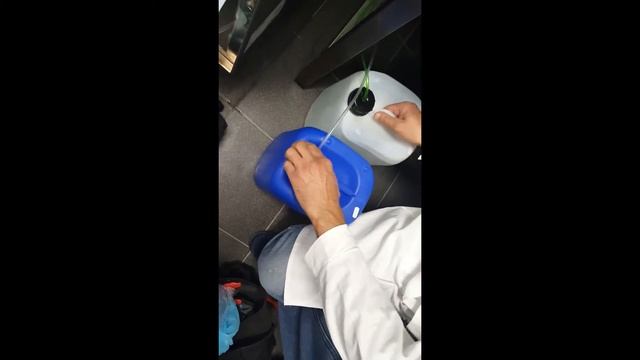 Установка дозатора моющих средств в профессиональную посудомоечную машину купольного типа марки DIH смотреть онлайн