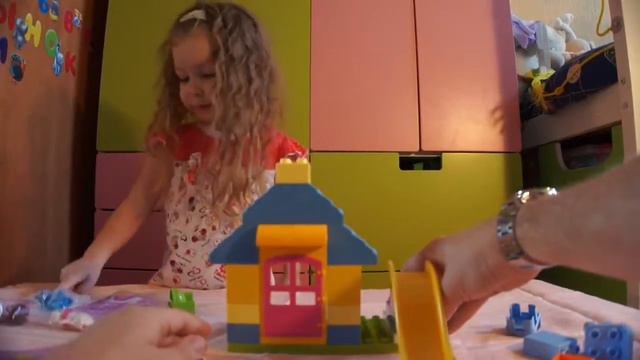 Доктор Плющева скорая помощь откоываем новый Lego Duplo - Лего дупло