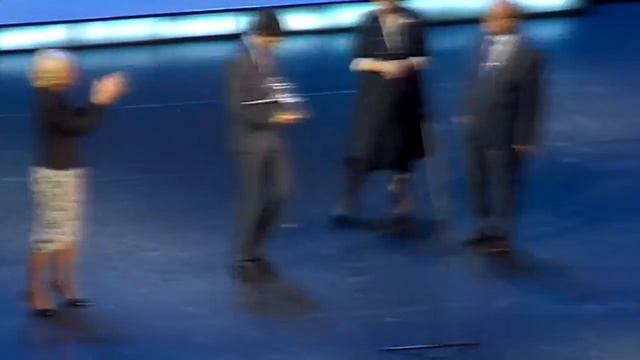 Как испортить оператору 1 минуту? Главную! Сели перед камерой,ударили по штативу и вовремя встали : смотреть онлайн