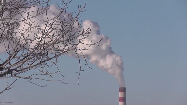 Трубы дымят. Дым из труб ТЭЦ Новосибирск. смотреть онлайн