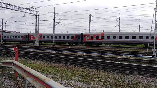 Электровоз ЭП2К-214 с пассажирским поездом на станции Обухово смотреть онлайн