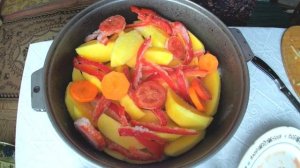 Тушенное мясо с овощами в казане