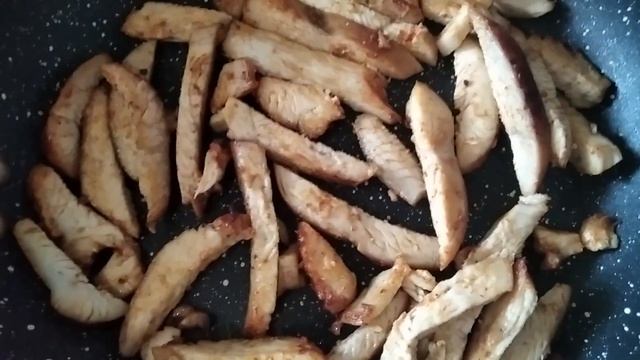 Блины с курицей в копченной паприке и семенами кунжута смотреть онлайн