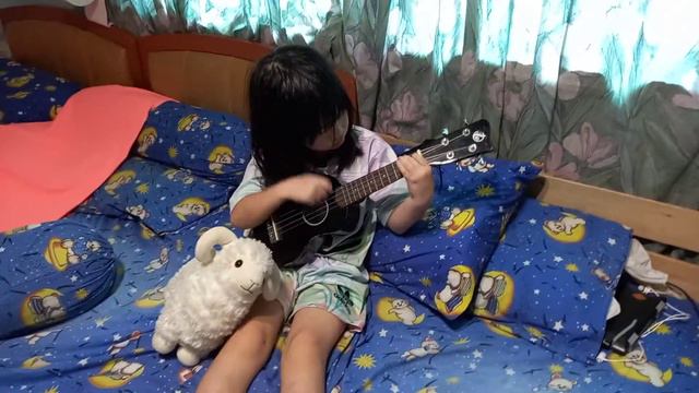 5 year old learning the barre chord of Bb & C смотреть онлайн
