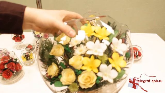 Живые цветы в вакууме - Композиция из натуральных роз и орхидей смотреть онлайн