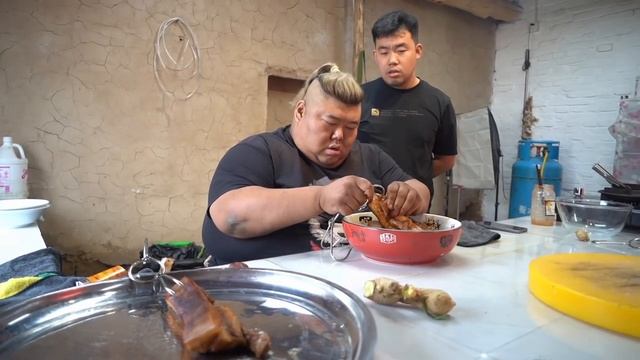 Хрустящая свиная грудинка. Приготовленная на углях. смотреть онлайн