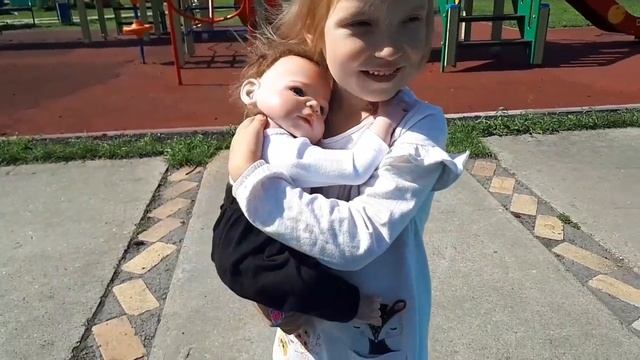 Alisa как мама! Алиса гуляет с девочками ,Алиной и Кивушей на площадке ! смотреть онлайн