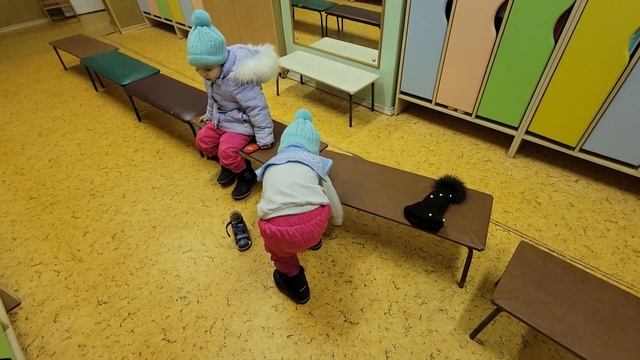 Процесс одевания у детей близняшек в садике. 19 ноября 2021 смотреть онлайн