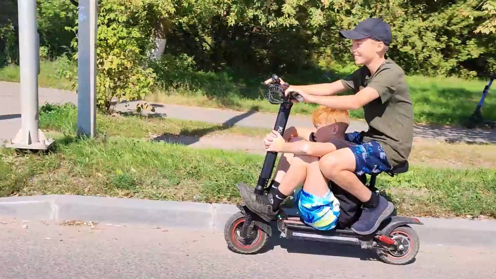 Бесстрашные самокатчики мчат по автодороге