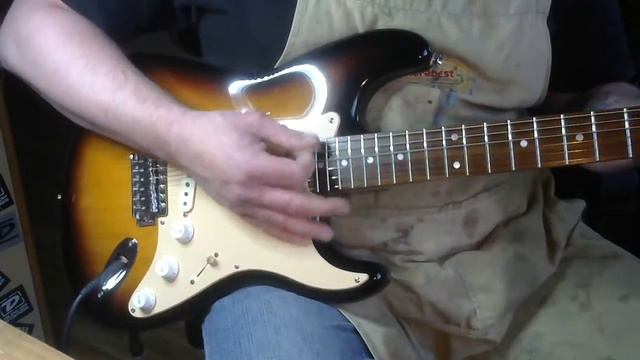 Sunburst Squier Strat with loaded Squier Vibe scratch plate смотреть онлайн