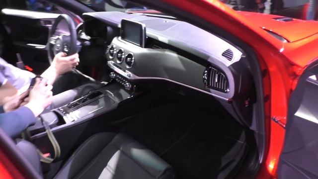 Kia Stinger, da noi anche diesel, tutti i dettagli per l'Italia | Com'è dal vivo смотреть онлайн