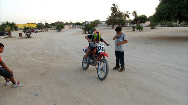 Ponch is Riding his HONDA XR 100 смотреть онлайн