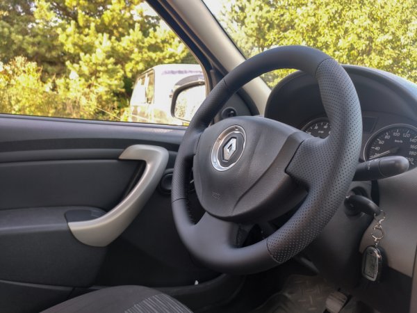 Машина Renault Logan