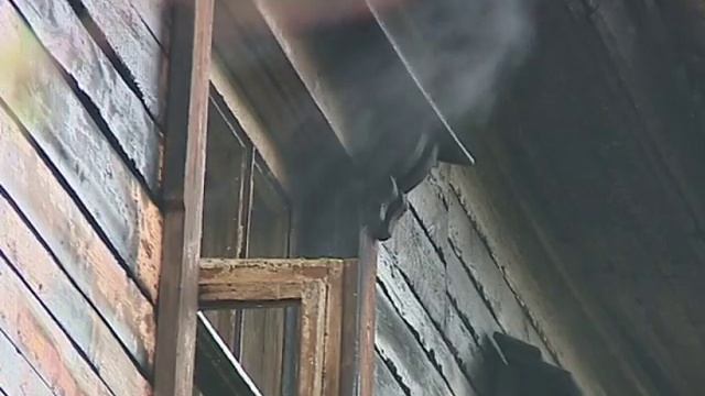 На улице Угличской загорелся старый дом смотреть онлайн