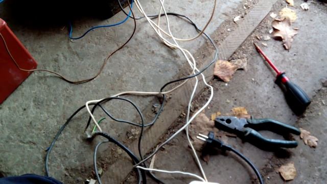 Запуск трехфазного двигателя в сеть 220В через пусковой и рабочий конденсаторы. смотреть онлайн