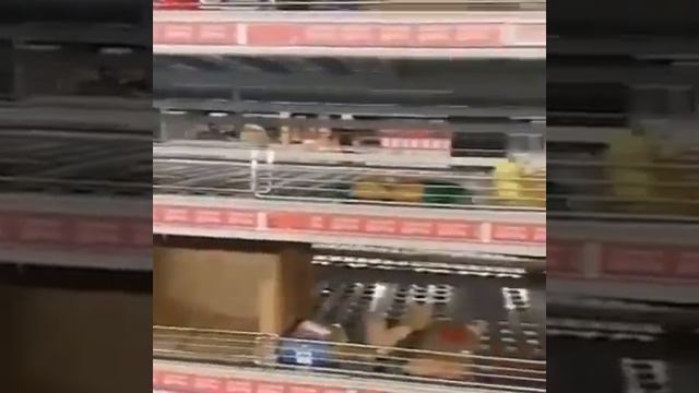 Магазин METRO в Москве и Глобус в Балашихе . Люди начинают готовить запасы смотреть онлайн