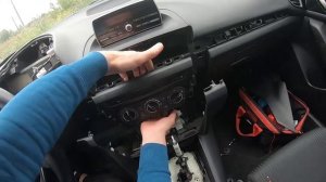 Снимаем центральную консоль и климат-контроль Mazda 3 BM