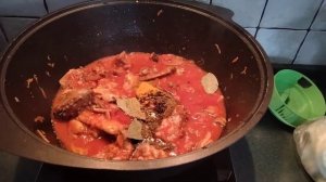 Курица с капустой в казане.