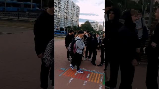 гуляю на районе с пацанами встретился поговарил помоему о чём то #москва #пранк #гуф смотреть онлайн