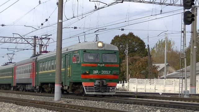 Электропоезд ЭР2-3057/1087 на станции Урванка.