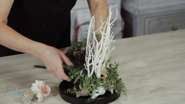 French-Inspired Ivy and Bird Arrangement in a Glass Dome смотреть онлайн