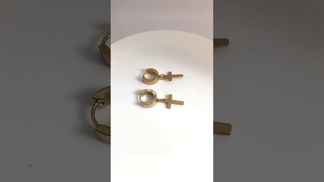 Маленькие серьги-подвески с крестами смотреть онлайн