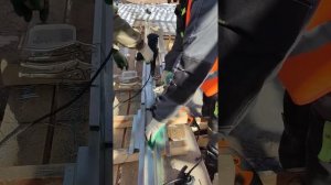 Соединяем шляпный профиль для обрешетки